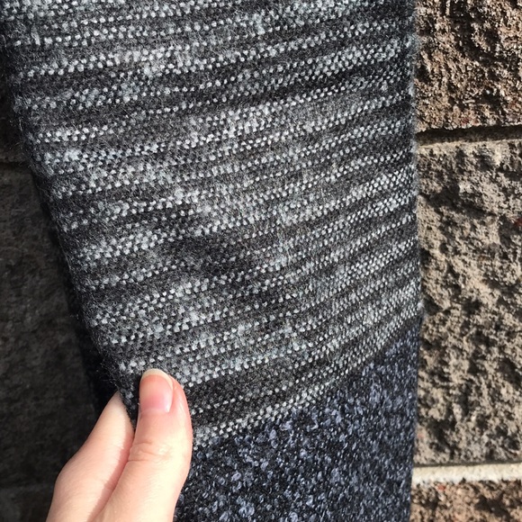 NWOT Tex by Max Azria wool-like grey scarf - Picture 8 of 13